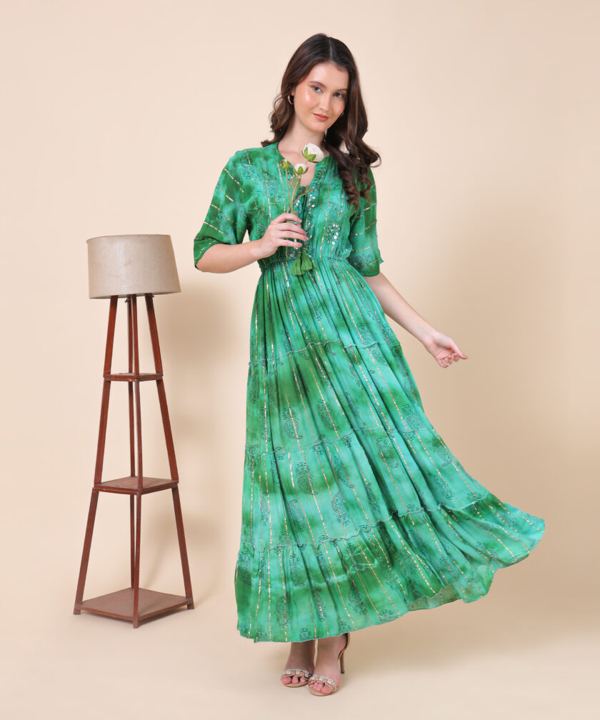 Elegant Maxi Dress with tie-dye Pattern, Featuring Metallic Accents and a Tiered Skirt Design