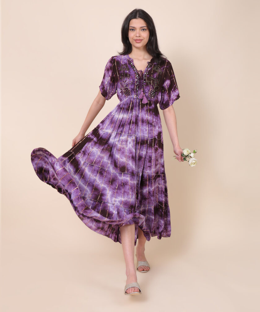 Elegant Maxi Dress with tie-dye Pattern, Featuring Metallic Accents and a Tiered Skirt Design
